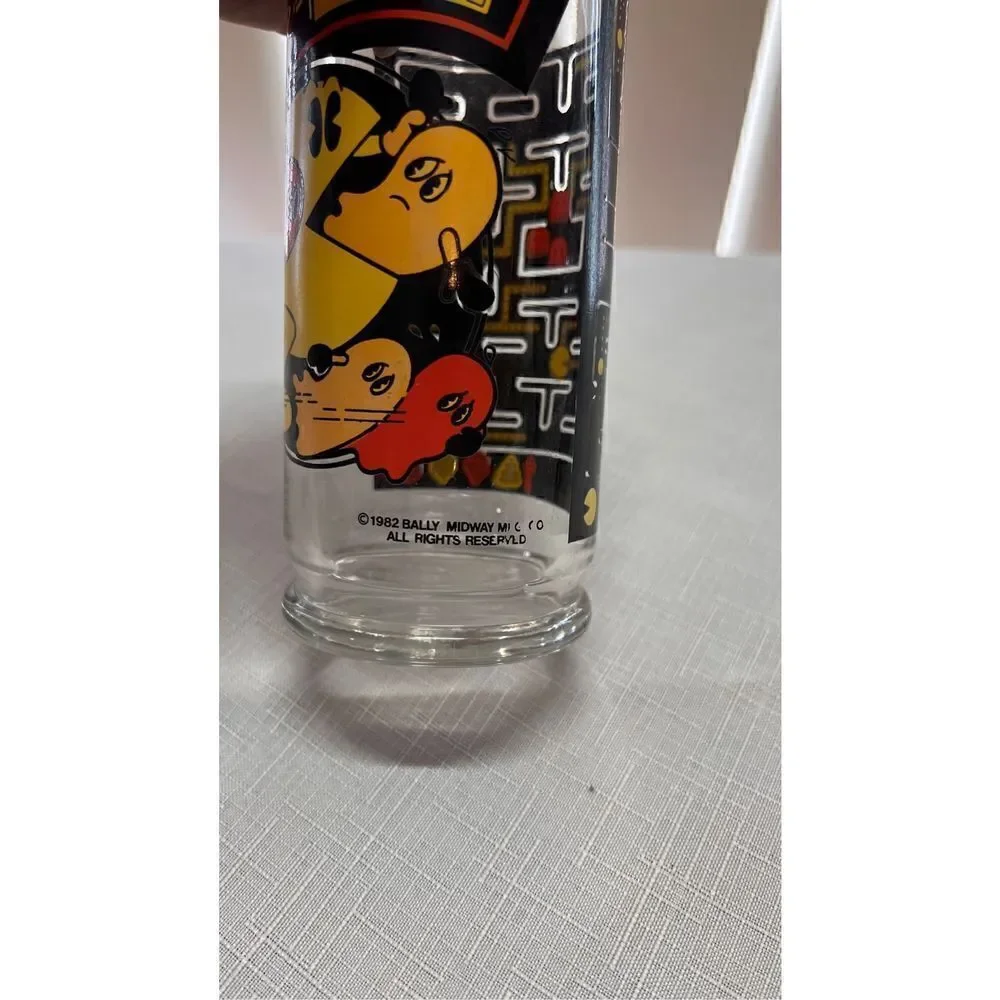PAC MAN 1982 COLLECTABLE GLASS VIDEO GAME